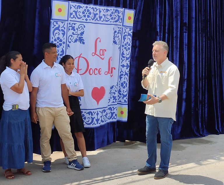 Luciano Huck ao vivo com a família homenageada em frente ao painel Lar Doce Lar